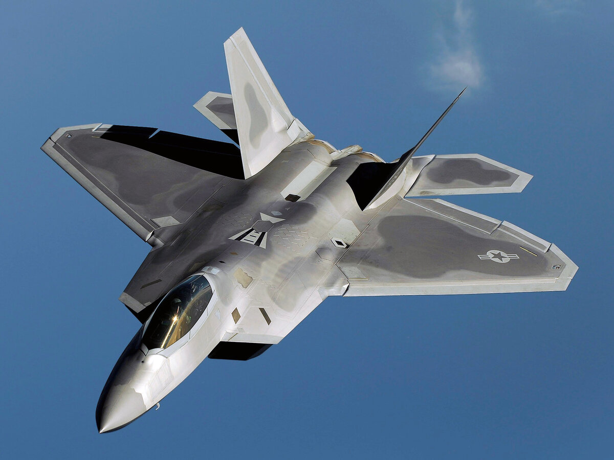 Знаменитый Lockheed/Boeing F-22 Raptor. Ударный истребитель, вступивший в строй еще в 2005г. (на испытаниях был аж с 1990г.) В воздушном бою соответствует возможностям новейшего СУ-57, существенно превосходит его в малозаметности для радаров. Но для поддержки наземных войск не предназначен: несет лишь несколько управляемых бомб для поражение конкретных целей. Стоит дороже и СУ-57 (на 50%), и новейших американских истребителей (раза в 2). Идеальный пример очень сильного, но безумно дорогого самолета. (Source: Wiki)