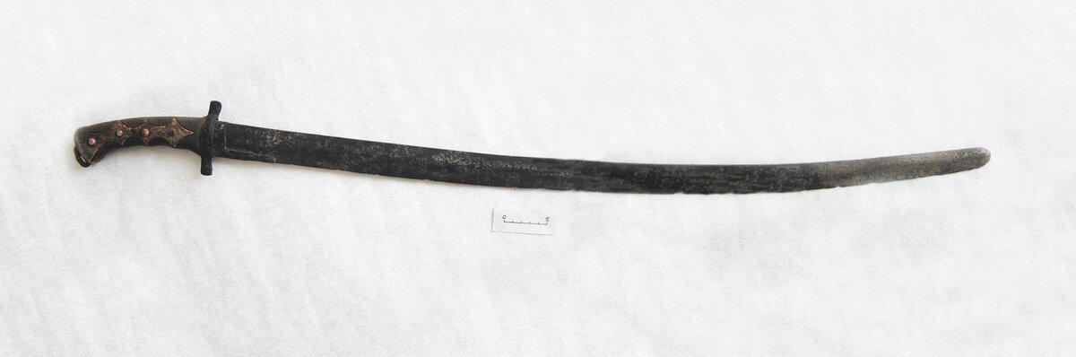 Ранняя сабля, предположительно татарская. У русских были такие же.