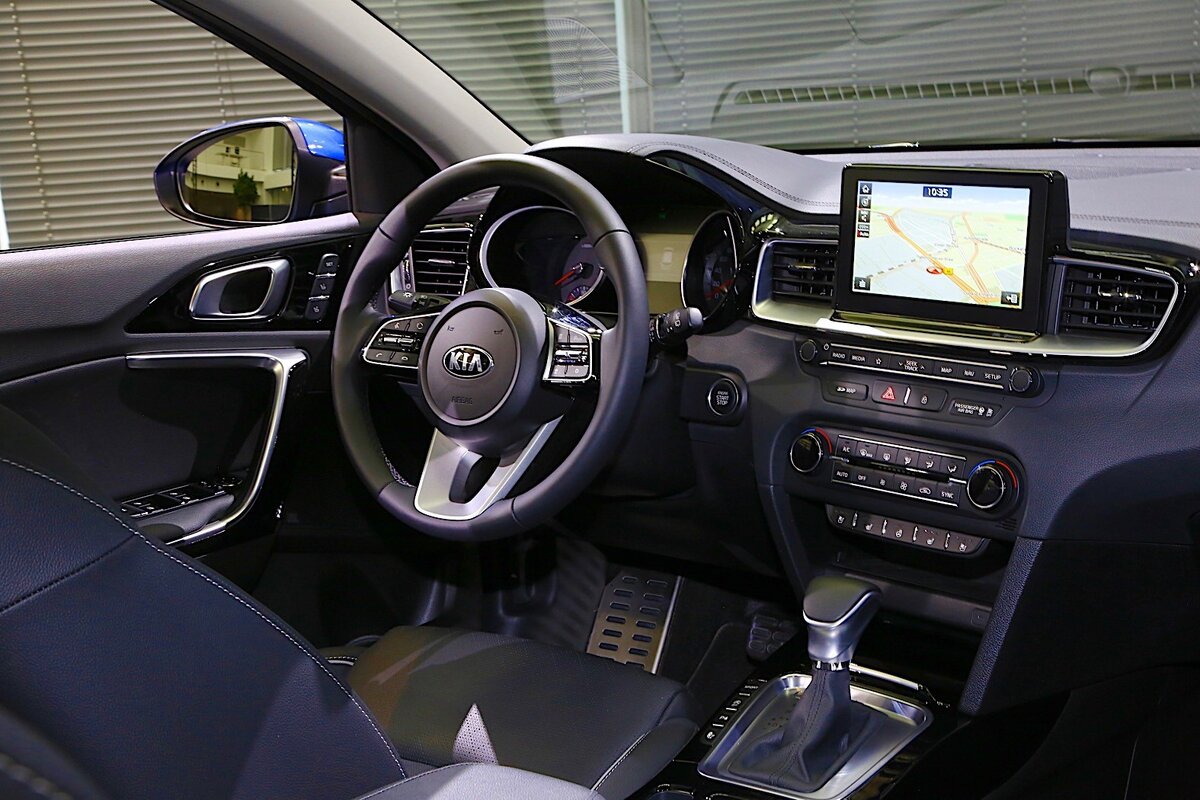 По уровню оснащения Ceed сделал большой шаг вперед: два USB-порта, электроручник, самопарковщик, обогрев руля, лобового стекла и форсунок. Всё это хозяйство работает толково, разве что разрешение камеры заднего вида слабенькое — картинка зернистая. Мультимедиасистема с 7-дюймовым экраном — с поддержкой Apple Carplay и Android Auto, но навигатор есть только в топ-версии.