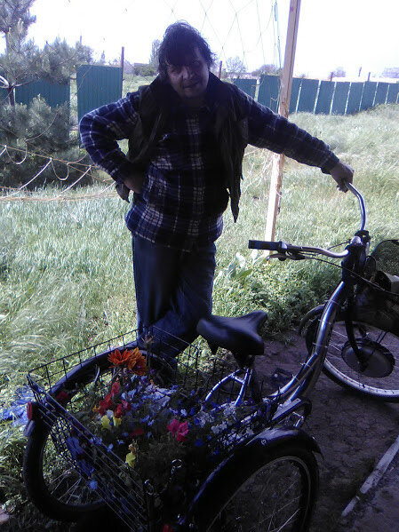 Мой мож с моей клумбой)