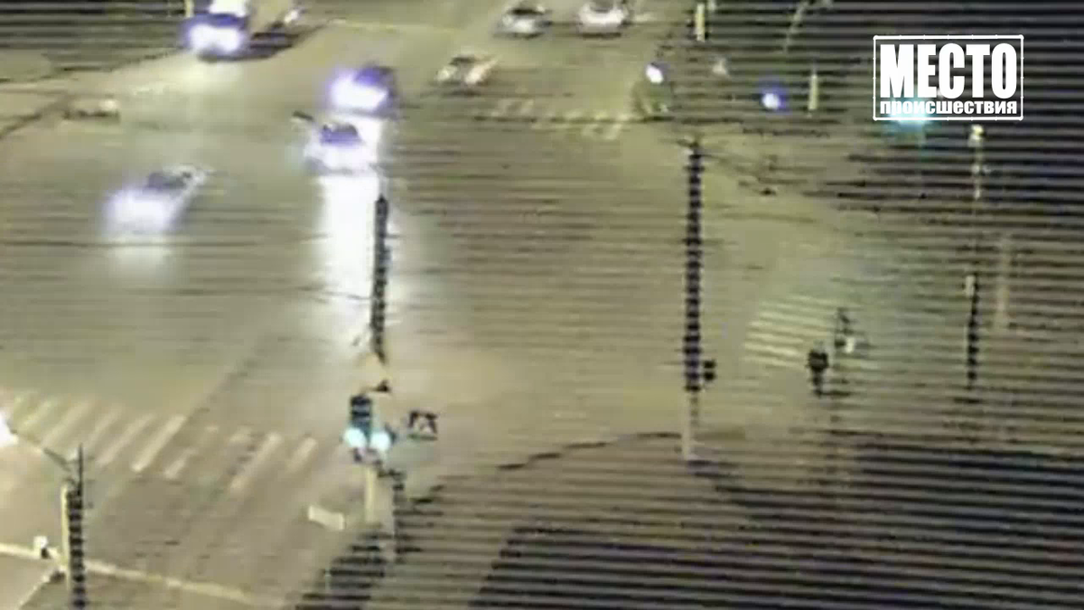 Камеры видеонаблюдения зафиксировали, как вероятный насильник преследовал свою жертву.