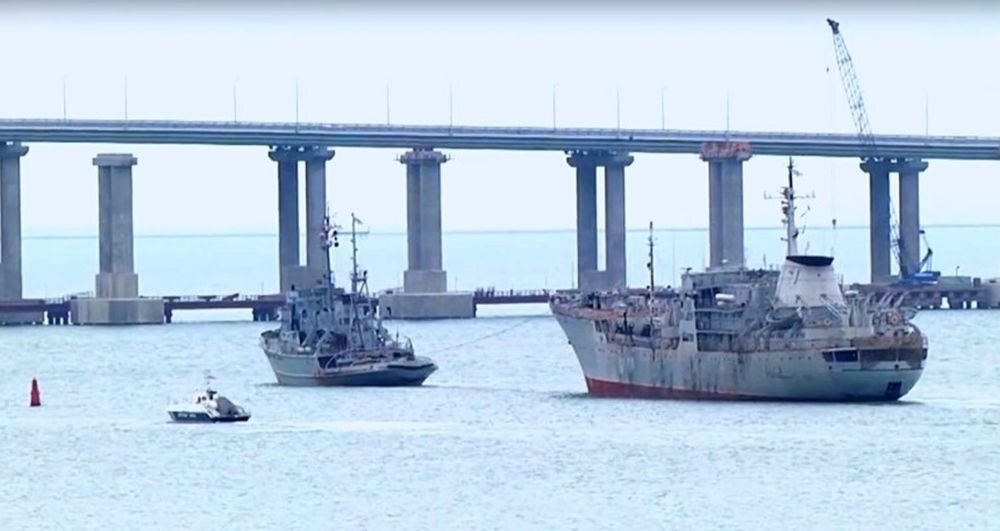 Корабли ВМСУ проходят под Крымским мостом. Фото: севлайф.ру 