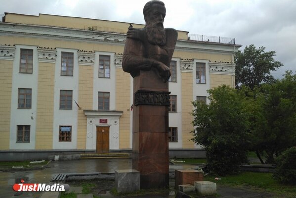 Цапля на летающей тарелке, дух бажовских сказов и идеальный коттедж для Жени Лукашина. JustMedia.Ru посмотрел на Полевской глазами туриста. ФОТО