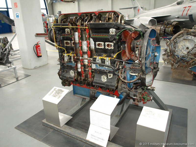 2. Дизельный авиадвигатель Junkers Jumo  207 - двухтактный, 6-ти цилиндровый с турбонаддувом, выпущен примерно в  1939 г. Применялся, в основном, на высотном разведчике Ju 86P. Хорошо видно, что двигатель со встречным движением поршней