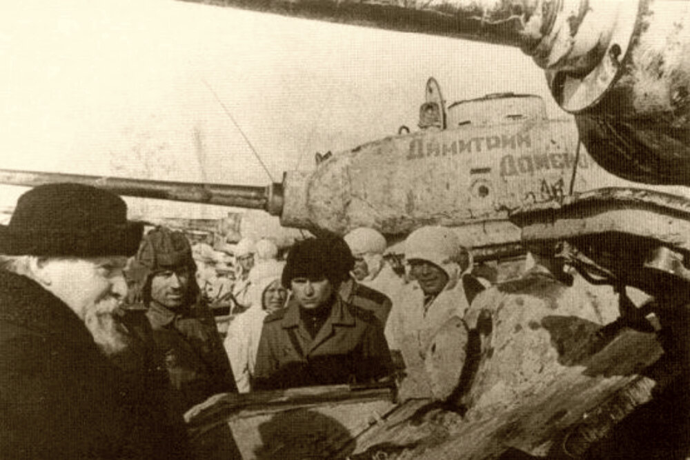 Представители Русской Православной Церкви и военного командования РККА беседуют с личным составом 38-го отд. тп. 8 марта 1944 г. 