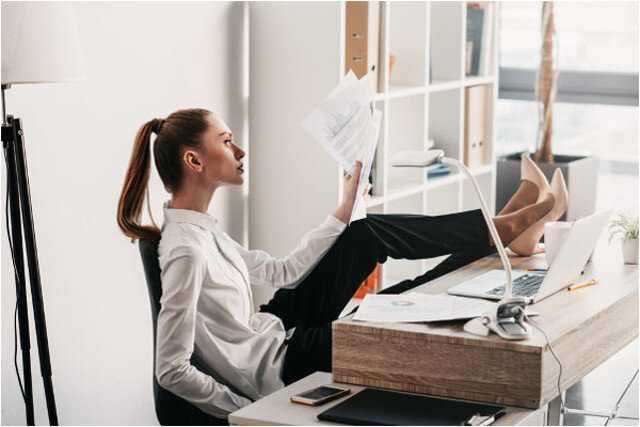 Гимнастика для работающих сидя: упражнения на рабочем месте