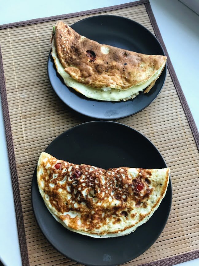 Фото из личного архива: готовый омлет с авокадо и фетаксой