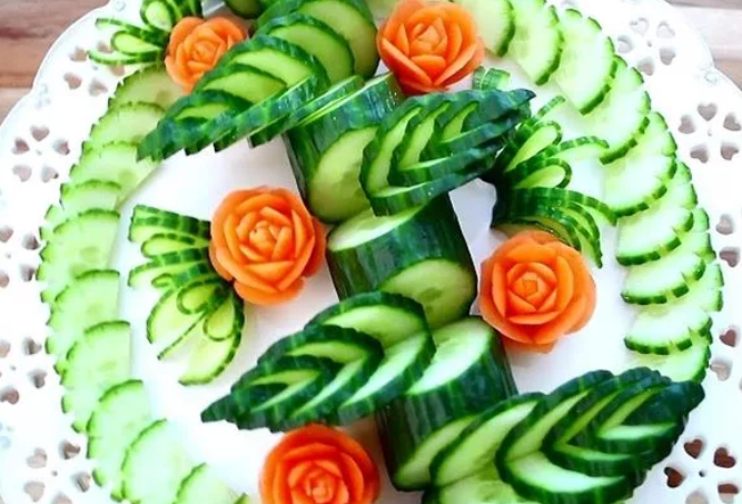 Такую форму можно придать и огурцам, смотрится всегда изящно.