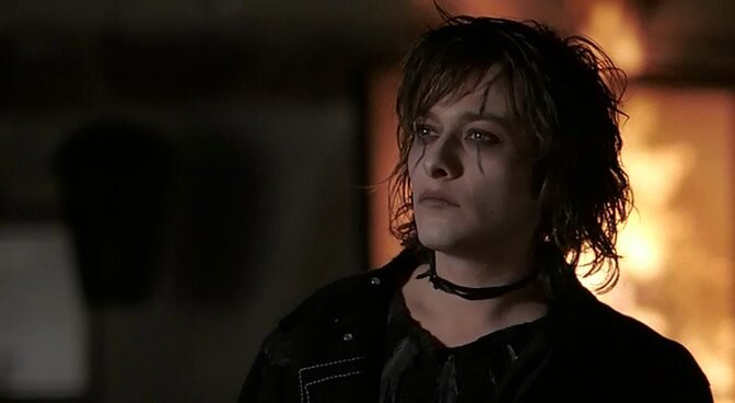 Даже так сразу и не поймёшь баба это или мужик, прямо как сам фильм, не поймёшь "Ворон" это или "Санта барбара"?