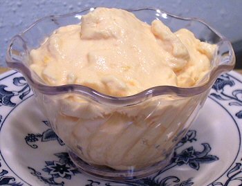 ½ стакана сахара
¼ стакана апельсинового сока
5 столовых ложек кукурузного крахмала
1 столовая ложка свежего лимонного сока
щепотка соли 
2 яичных белка
2 стакана воды 
