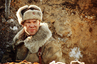  Комиссар В. Клочков (актер А. Морозов) в фильме "28 панфиловцев". 