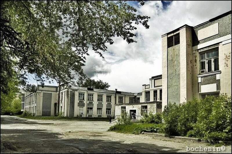 здание первой  поликлиники на Уралмаше (сейчас снесена, автостоянка)