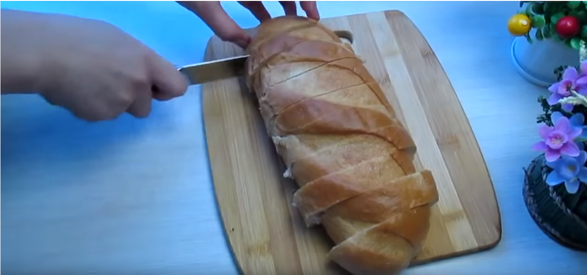 Для начало нарезаем батон. 