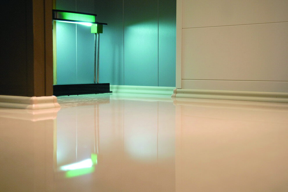 Отражение света на полу