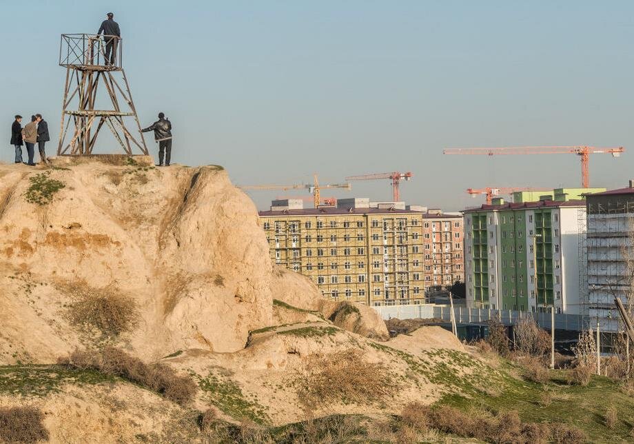 Застройка чрезвычайно плотная: семиэтажки стоят почти встык, заполняя всю выделенную территорию ровными и плотными рядами. Летом тут будет очень жарко