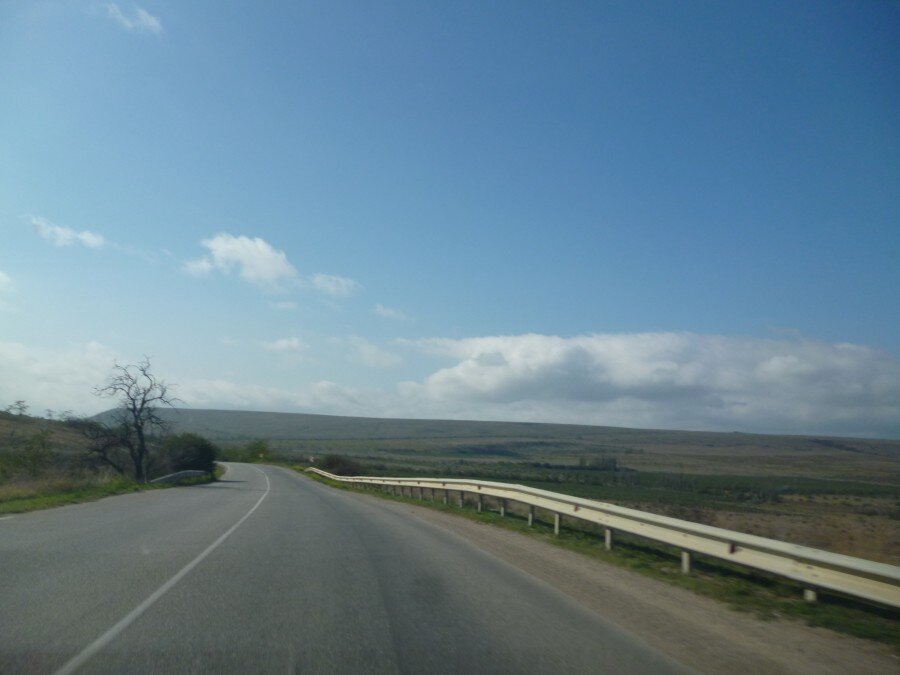  Вокруг равнина. Дороги, надо отметить, хорошие, без претензий.