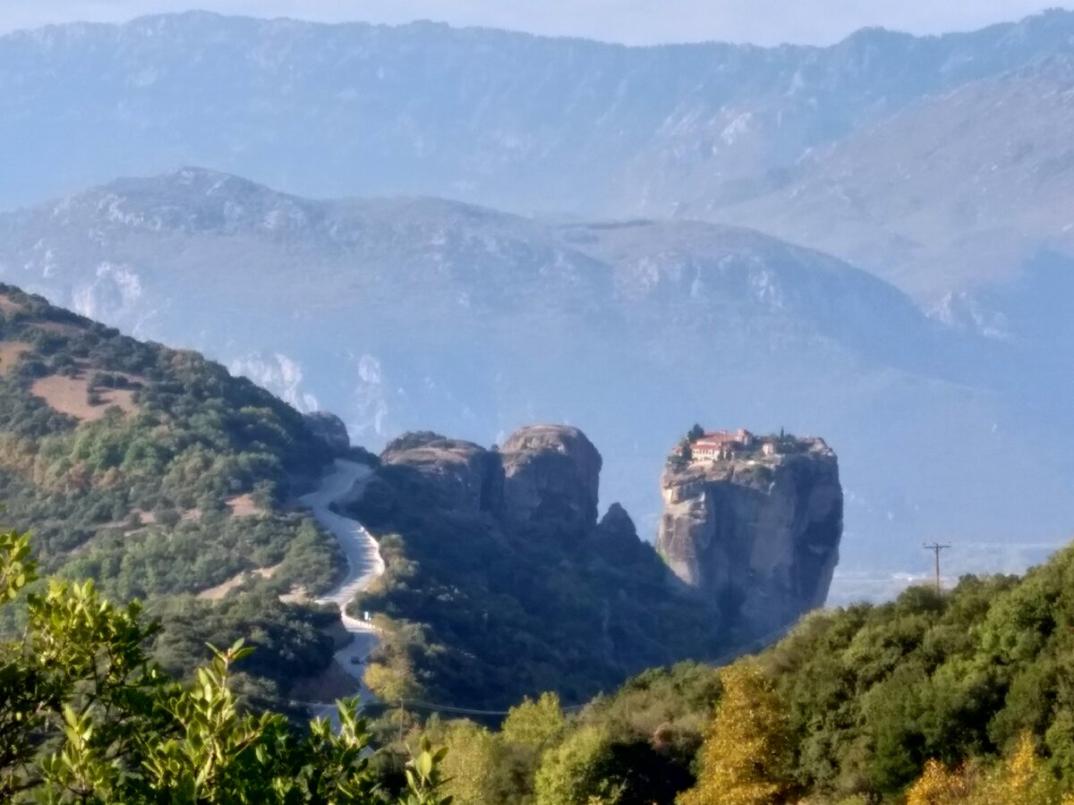 На фото монастырь Святой Троицы, октябрь 2018г