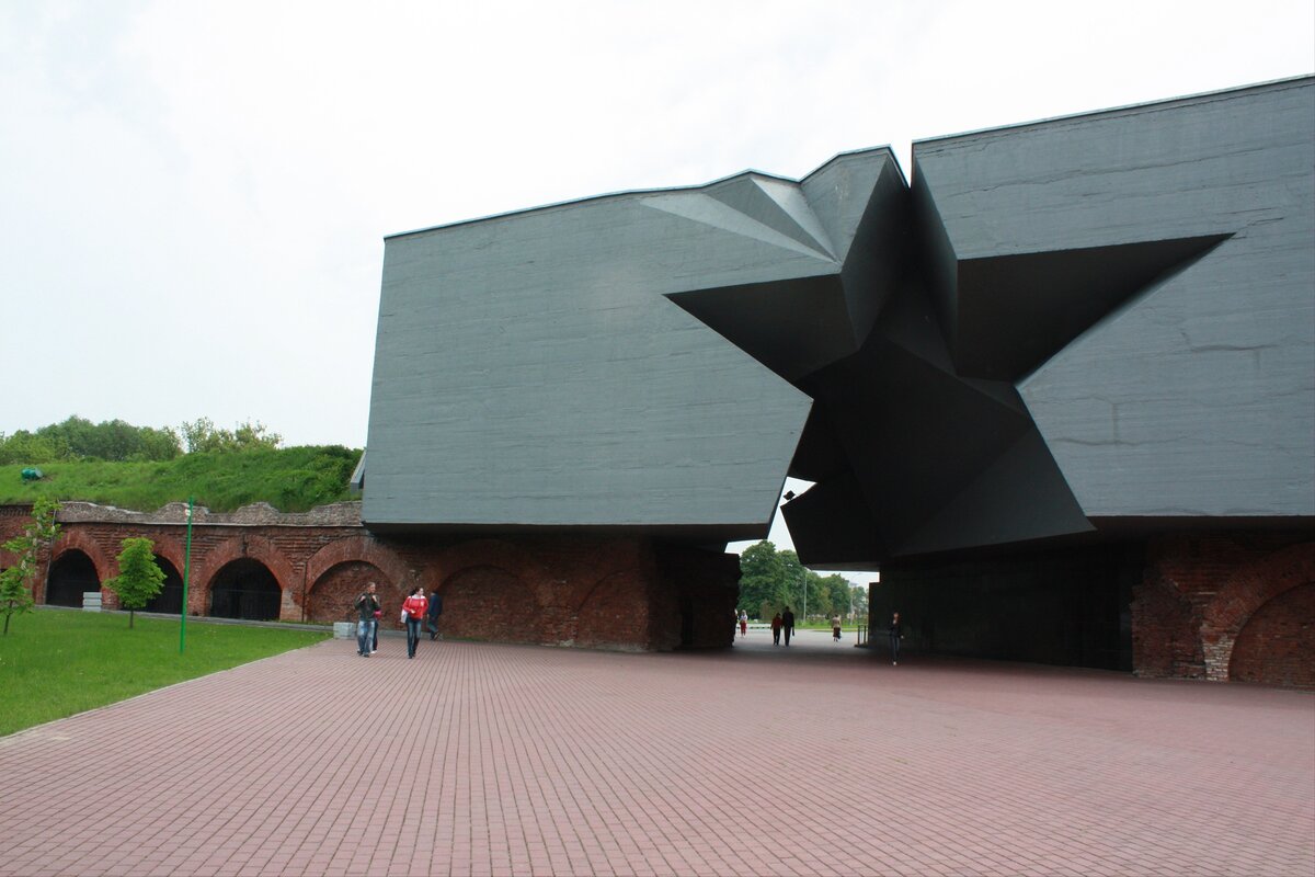 Памятные места беларуси. Брест мемориальный комплекс. Мемориальный комплекс «Брестская крепость-герой» в г. Брест.. Брест крепость мемориал. Мемориал Брестская крепость Беларуси.