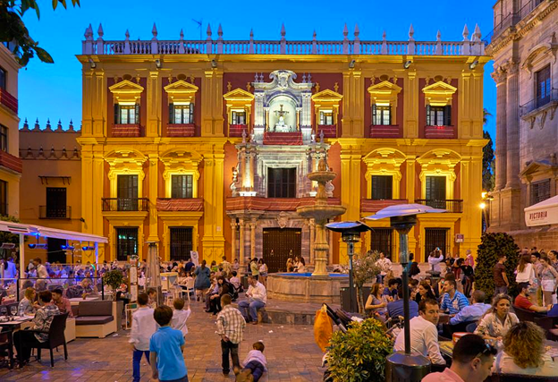 Calle Larios или Larios Street, вероятно, является одним из самых привлекательных мест для прогулок в Испании, где есть "живая атмосфера". Эта роскошная улица, построенная в девятнадцатом веке, является одной из "Парковых дорожек" в Испании, где туристы гуляют по магазинам.