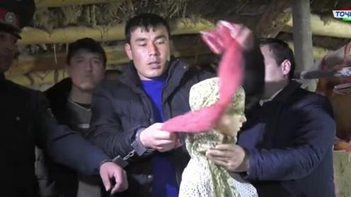  Толиб Ашуркулов показывает следователям, как задушил сестру. Кадр государственного телеканала «Тоҷикистон»