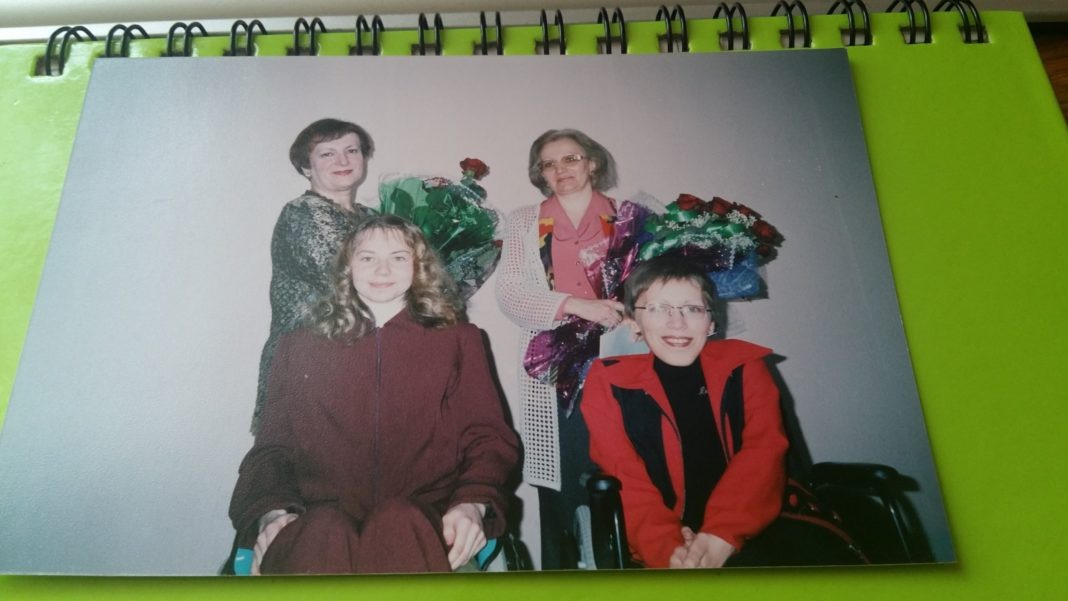 Студентки Дарья Лис (справа) и Галина Касперович с преподавателями в БГПУ Максима Танка. Фото предоставлено Дарьей Лис.