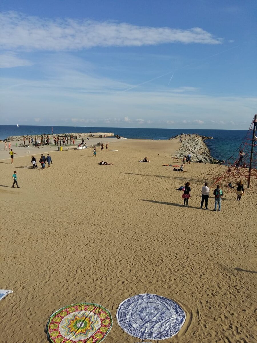 Один из основных пляжей Барселоны.