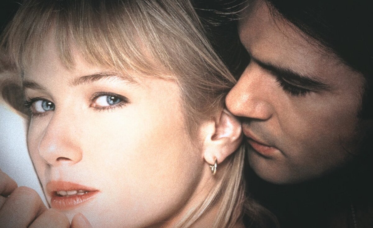 Мужчина и женщина сопасть. Держит за подбородок. Страстный мужчина. Незнакомец фильм 1995. Медовый месяц фильм 2014 ужасы.