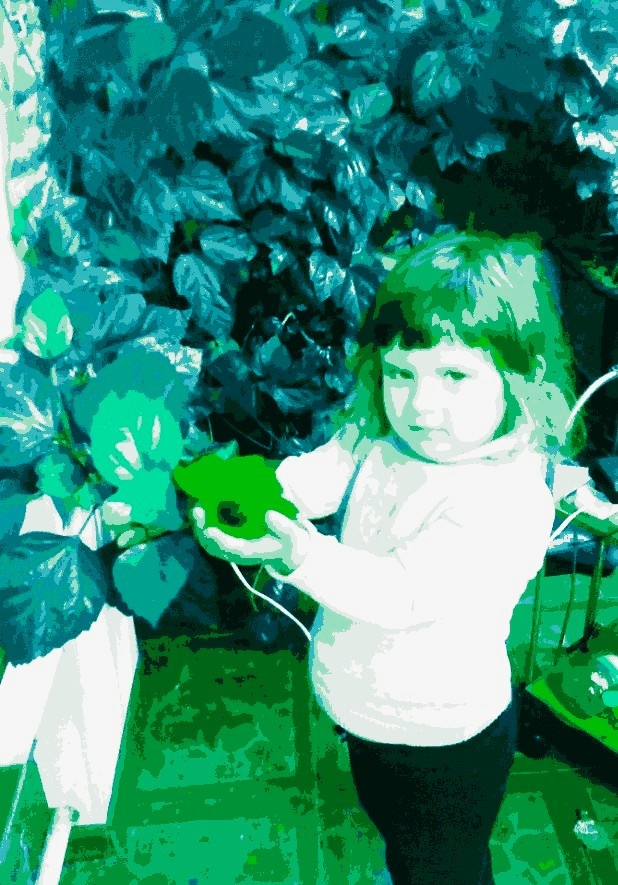 Твои зелёные глаза, мои глаза все голубые, ребёнок твой, он весь в тебя, и это истины простые...