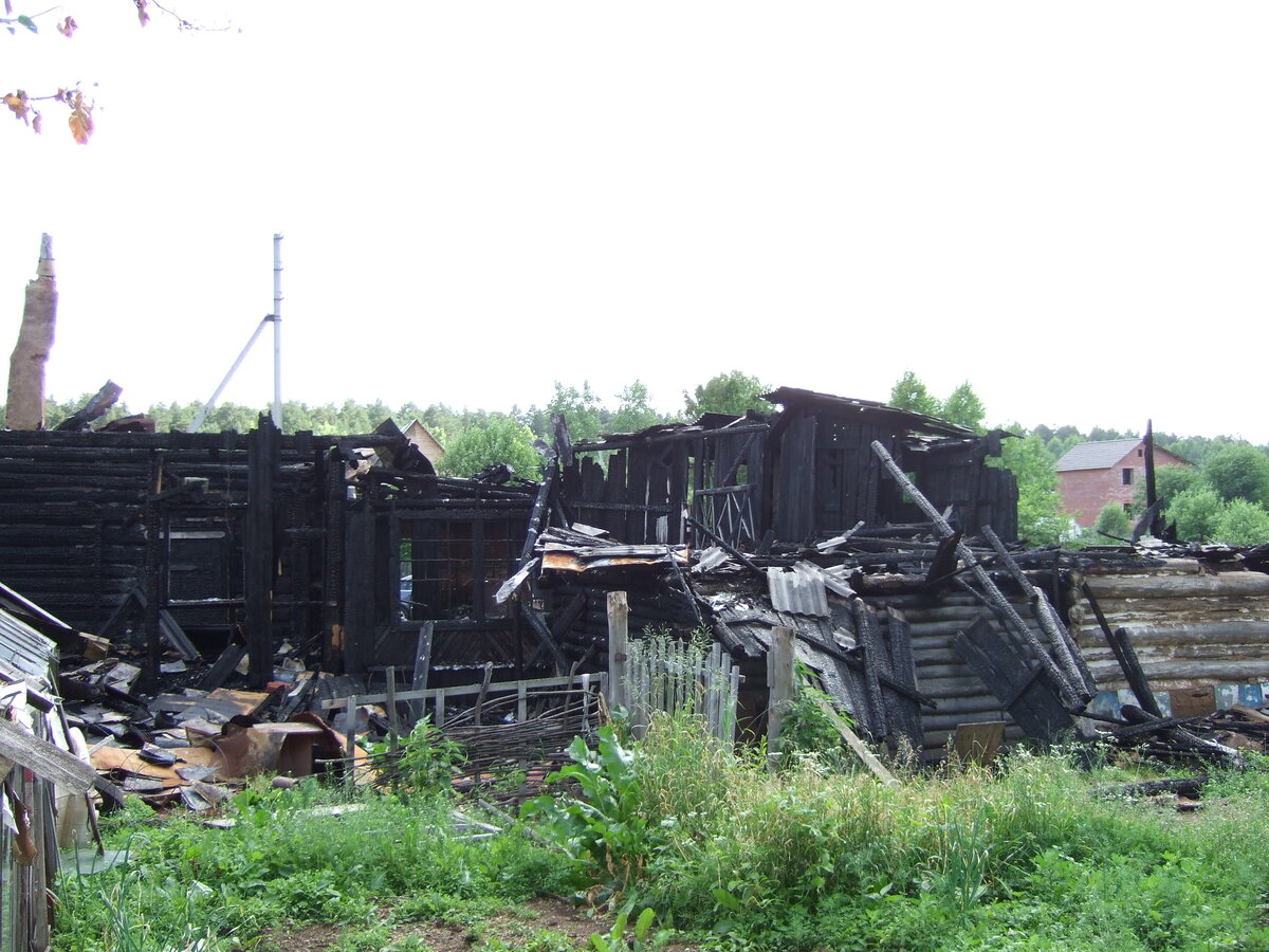 Так дом выглядел со стороны участка.