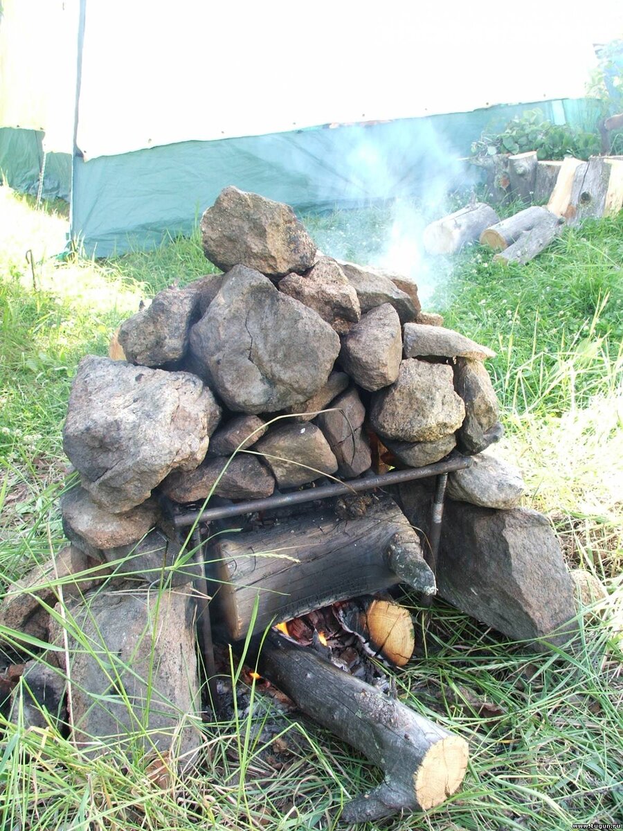 
Чем больше камней, уложенных в виде башни, с возможностью "облизывать" их языками пламени, тем дольше каменка будет отдавать тепло. 
Топить надо сухими дровами, пока камни не побелеют, а затем и не покраснеют. Чтобы жара хватило необходимо топить не менее 2 - 4 часов, причём дрова при этом - не жалеть.  Именно поэтому банный день на сплаве удобнее организовать на "днёвке".