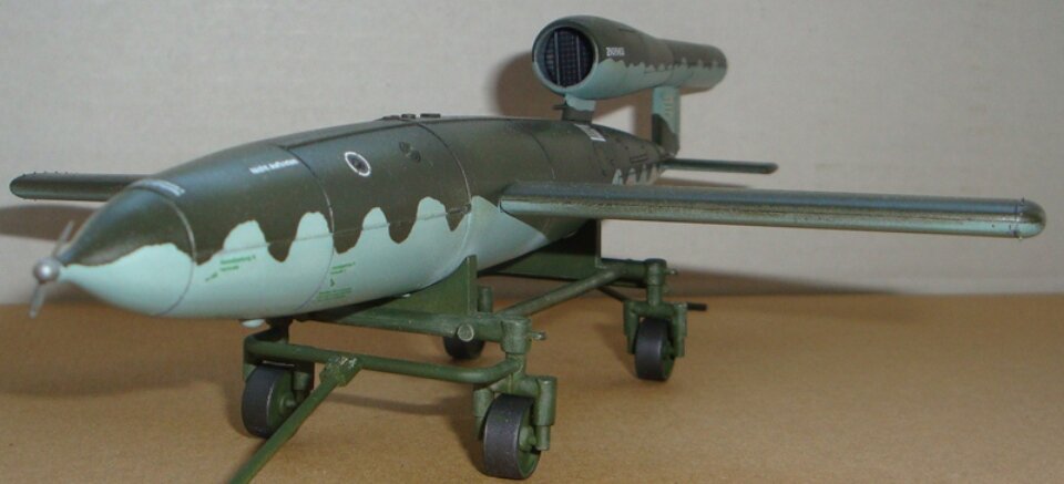 Крылатая ракета "ФАУ-1" на транспортной тележке.