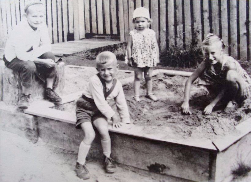Нищета в детстве. Советская песочница. Детская Советская песочница. Советское детство. Советское детство во дворе.