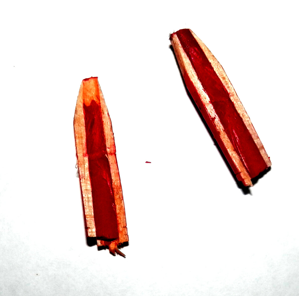 В общем-то, ничего сложного, но удивить даже современных детей вполне возможно. Главное - не давайте использовать его в лесу и там, где одна горящая спичка может натворить немало бед.  Итак, приступим. 
Для начала подбираем подходящий карандаш. Лучше не целый. Нам хватит и любого огрызка. Главное - чтобы толщина стержня была больше толщины спички. Раньше идеально подходили простые карандаши. Они, кстати, довольно легко раскалывались вдоль ногтем. В этот раз оптимальным оказался цветной "Кохинор".
Далее отрезаем кусок нужной длины. Впрочем, сделать это можно и позже, чтобы как можно точнее подогнать всю конструкцию.