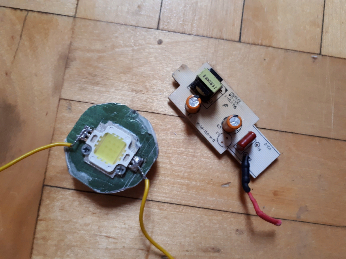 Есть вот такой Led модуль на 10 Вт и драйвер от старой светодиодной лампы на 9 Вт.