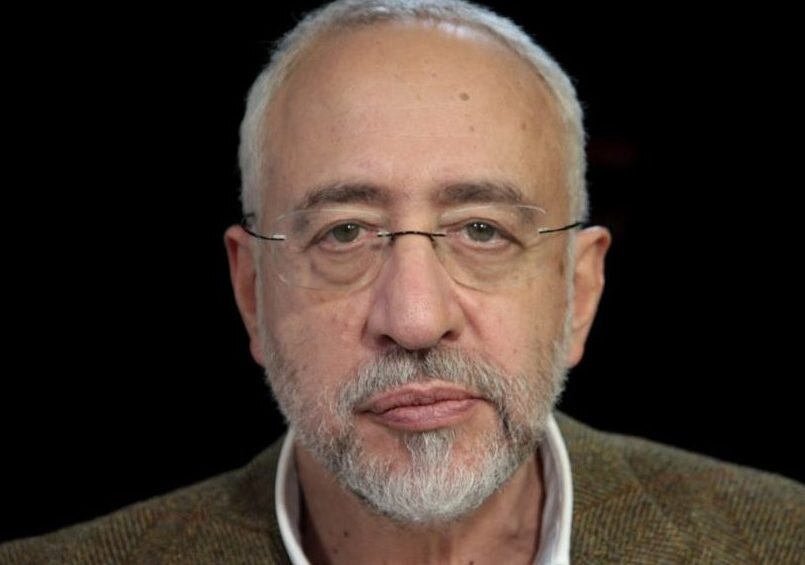 Николай  Сванидзе – угодник  Запада  и  США.

 

      Николай  Сванидзе – угодник  Запада  и  США.
Он  родом  из  Союза,  но  Совесть  явно  не  чиста.
Выискивает  факты,  позорящие  строй,
Ведь  он  при  нём  родился  и  верил  в  наш  Союз  большой.

Но  время  изменилось,  в  небытиё  Союз  сошёл,
И  вмиг  Сванидзе  Николай,  в  антисоветский  блок  вошёл.
Пронёсся  ураганом,  и  в  СМИ,  и  на  ТВ,
Со  злобной  критикой  Союза  и  Власти  в  СССР.

С  особой  изощрённостью,  с  необозримой  клеветой,
Обрушился  на  СТАЛИНА  и  люд  ему  родной.
Какая  хлёсткость  в  выражениях? 
 Какой  ужасный  негатив?
Тиран,  злодей,  Иосиф  Сталин, 
Миллионы  граждан  загубив.

    Опомнитесь,  Сванидзе,  уймите  вредоносный  дух,
Иосиф  СТАЛИН  вождь  Великий,
Все  очевидцы  ВАМ   это  скажут  вслух.

     Спросите  тех,  кто  жил  в  те  годы,
Кто  радость  чувствовал  во  всём.
И  в  поликлиниках,  и  в  школах, 
Радушным  был  для  всех  приём.

            27  мая  2018  года.







