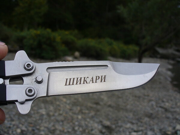 Нож Нокс Шикари в разложенном состоянии с линейкой для демонстрации размеров