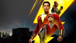 Обзор фильма «Шазам!». С великой силой приходит… веселье!Изначальная стратегия развития киновселенной DC завела её в болото. Жгучее желание любой ценой быть «не как Marvel» выражалось в основном в подчёркнутой мрачности всего и вся — от картинки до сюжета. Но зрителей это быстро утомило: какие бы серьёзные лица ни строили актёры и как бы проникновенно они ни вещали о судьбах мира, сопереживать героям не получалось. А из-за этого не работало и всё остальное. Драматичные (по задумке) сцены часто вызывали недоумение и смазывали впечатления от зрелищного экшена.К чести студии, там довольно быстро поняли, что надо срочно всё менять. «Отряд самоубийц» и «Лигу справедливости» было уже не спасти, но в «Чудо-женщине» уже заметны шаги в правильном направлении. Больше человечности, больше жизни, больше веселья, в конце концов. Вклад Кристофера Нолана в жанр трудно переоценить, но не каждый кинокомикс DC обязан равняться на «Тёмного рыцаря».«Шазам!» — второй после «Аквамена» фильм в переродившейся и гораздо более яркой киновселенной. И пока это лучшее, что с ней случалось. в болото. Жгучее желание любой ценой быть «не как Marvel» выражалось в основном в подчёркнутой мрачности всего и вся — от картинки до сюжета. Но зрителей это быстро утомило: какие бы серьёзные лица ни строили актёры и как бы проникновенно они ни вещали о судьбах мира, сопереживать героям не получалось. А из-за этого не работало и всё остальное. Драматичные (по задумке) сцены часто вызывали недоумение и смазывали впечатления от зрелищного экшена.К чести студии, там довольно быстро поняли, что надо срочно всё менять. «Отряд самоубийц» и «Лигу справедливости» было уже не спасти, но в «Чудо-женщине» уже заметны шаги в правильном направлении. Больше человечности, больше жизни, больше веселья, в конце концов. Вклад Кристофера Нолана в жанр трудно переоценить, но не каждый кинокомикс DC обязан равняться на «Тёмного рыцаря».«Шазам!» — второй после «Аквамена» фильм в переродившейся и гораздо более яркой киновселенной. И пока это лучшее, что с ней случалось.