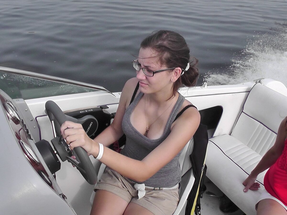 Старое фото, ещё времён школы. Примерно такого плана были очки.