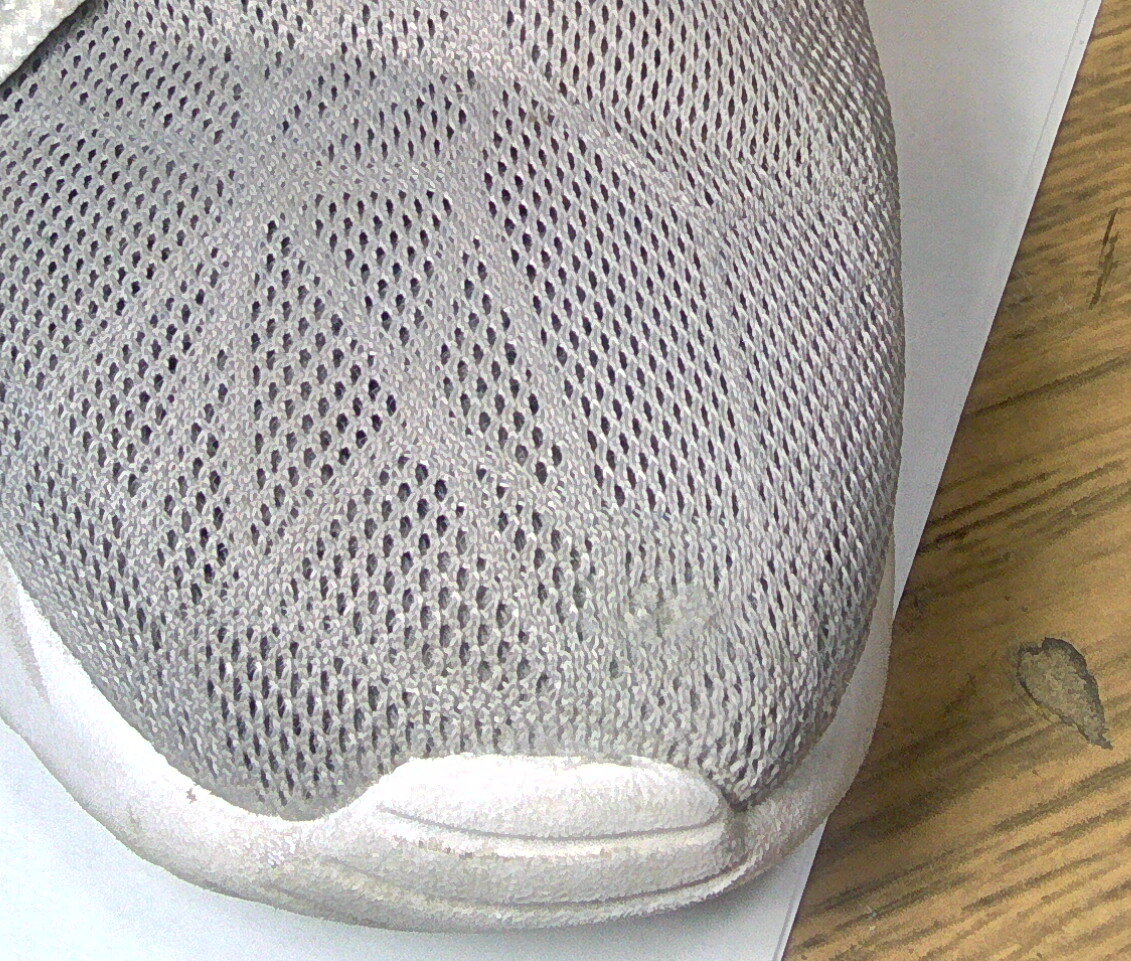 Адидас с сеткой на подошве. Порвалась сетка на кроссовки. Сетка на кроссовках. Заплатки для кроссовок. Заплатка на кроссовки сетка.