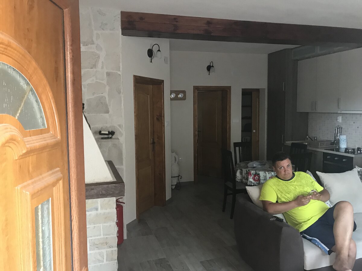 Зал, совмещенный с кухней.