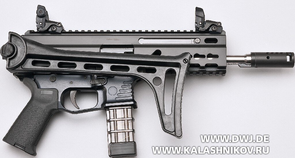 По закону модель Stribog SP9 A1 со складывающимся плечевым упором — это короткоствольное оружие. Импортёр Schwaben Arms работает над длинноствольной версией оружия. 