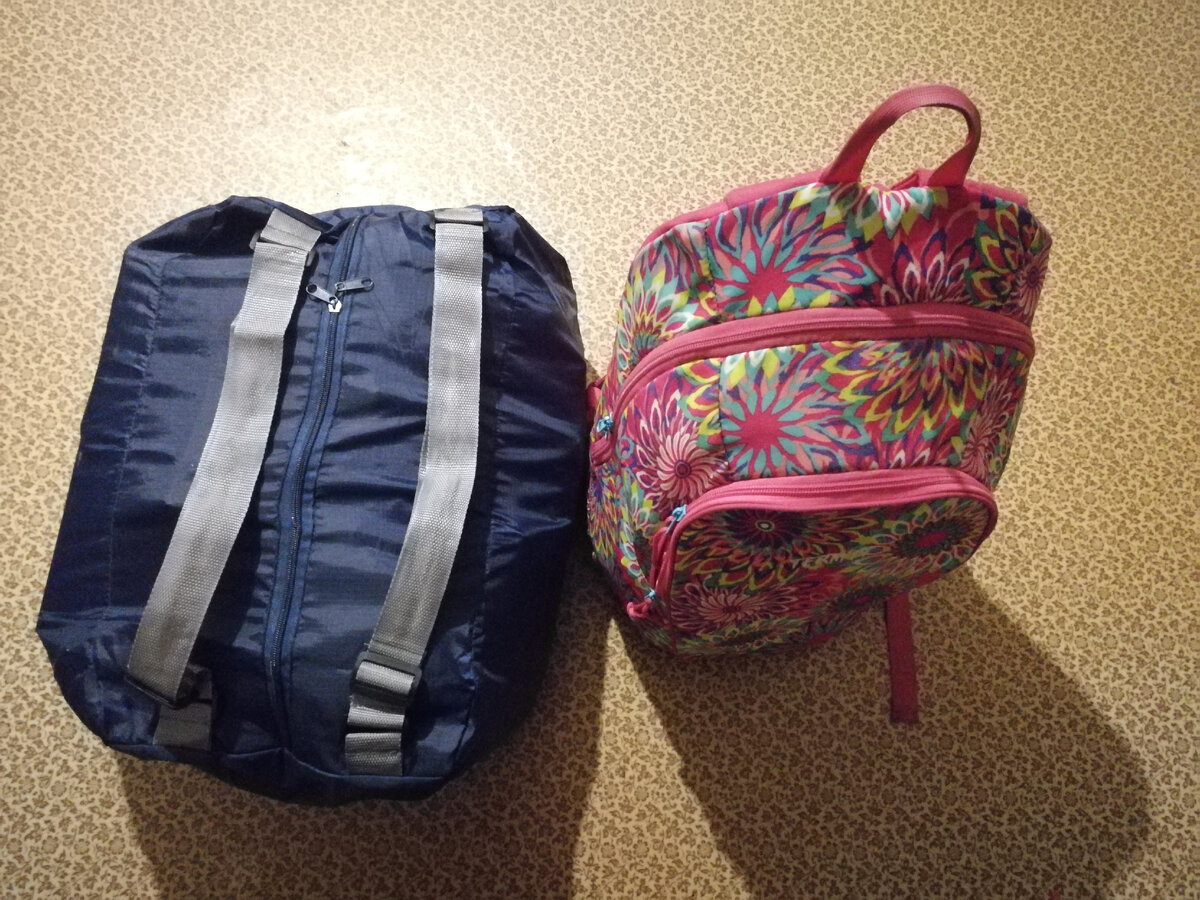 Фото в сравнении с рюкзаком большого размера