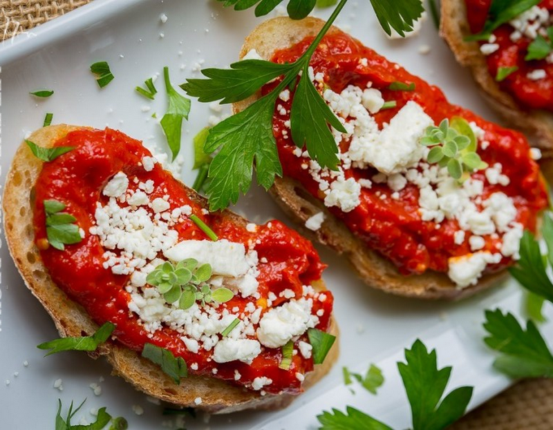 Вид готового продукта с фетой на ломтиках багета. 