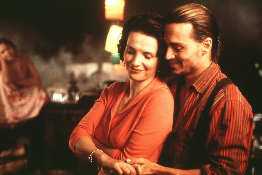 Кадр из фильма Лассе Халльстрёма «Шоколад» 2000 г.  Потрясающая атмосфера книги передана игрой Жульет Бинош, Джонни Деппа, Джуди Денч и многих других