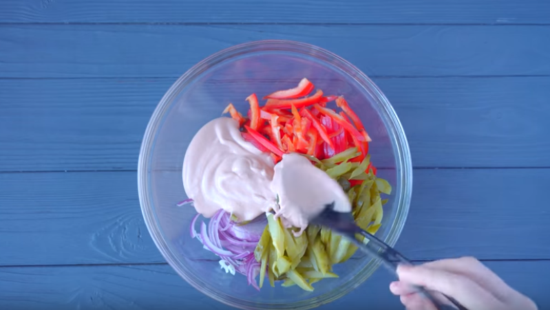 Очень простой в приготовлении и вкусный мясной салат.