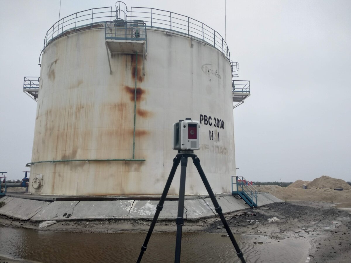 Наземный лазерный сканер Leica RTC360 на фоне нефтеналивного резервуара