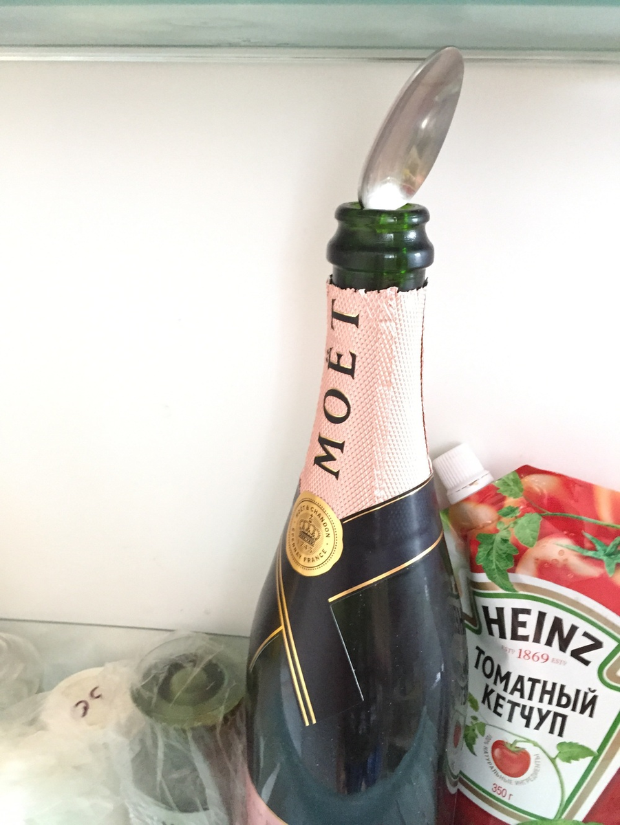 Продлить жизнь пузырькам: маленькая хитрость, которая позволит вам сохранить открытое шампанское