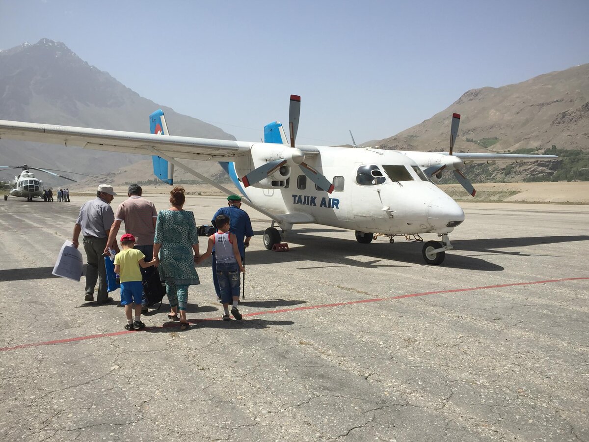 Этим жителям Хорога повезло с погодой: сейчас они поднимутся над горами, чтобы улететь в Душанбе.
