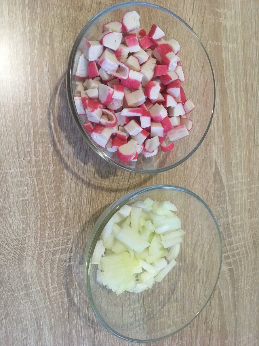 крабовые палочки и лук нарезаем кубиками
