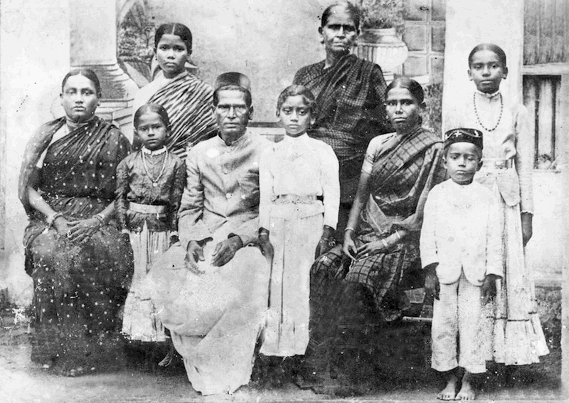 Тоже кочинские евреи. Заметьте, что у главы семьи нет бороды.